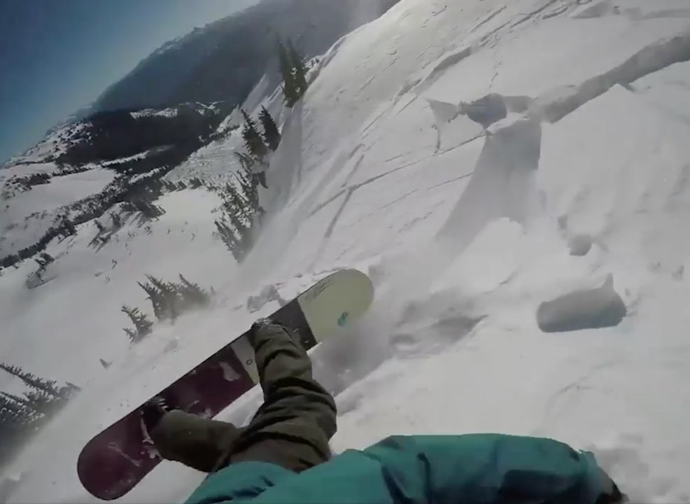 Un snowboardeur survit à une impressionnante avalanche