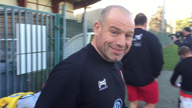 Richard Cockerill foule la pelouse de Berg avec les joueurs du RCT