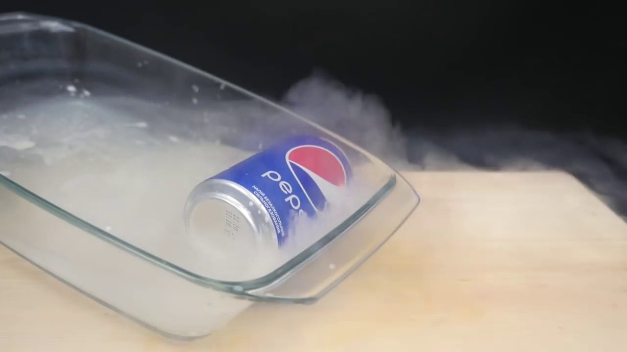Briser une canette de Pepsi congelée à l'azote liquide