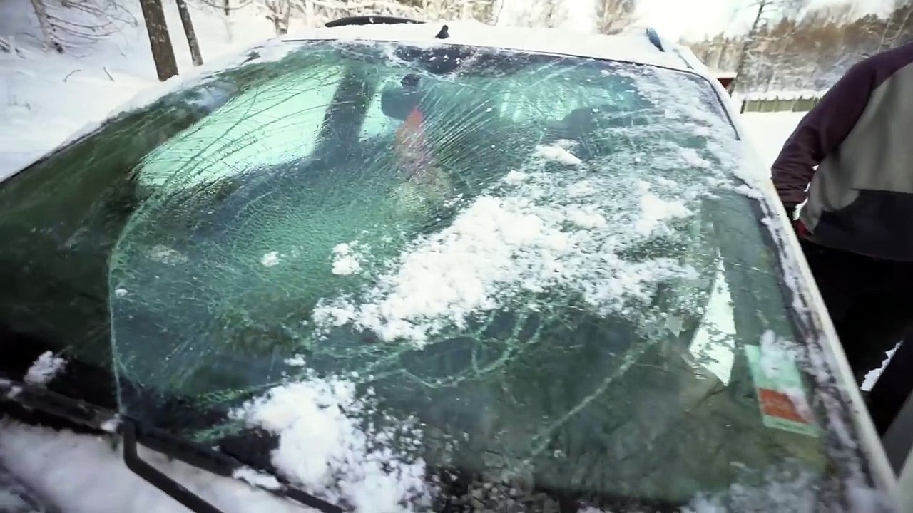Tentatives ratées d'un backflip en snowboard sur une voiture