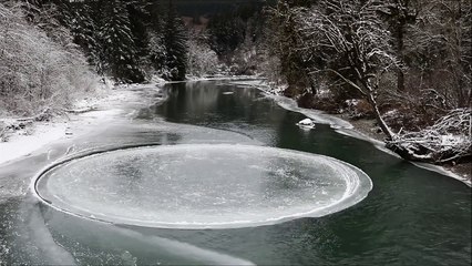 Ce cercle de glace tourne sur lui même dans une rivière !