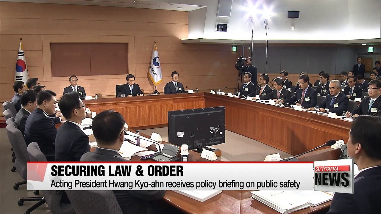 Acting President Hwang Kyo-ahn receives policy briefing on public safety