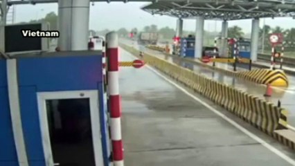 Kontrolü yitirilen TIR gişeye girdi