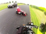 Ce motard tente une roue arrière et s'éclate au sol!