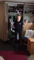 Elle danse pour ses potes rappeurs! La classe...