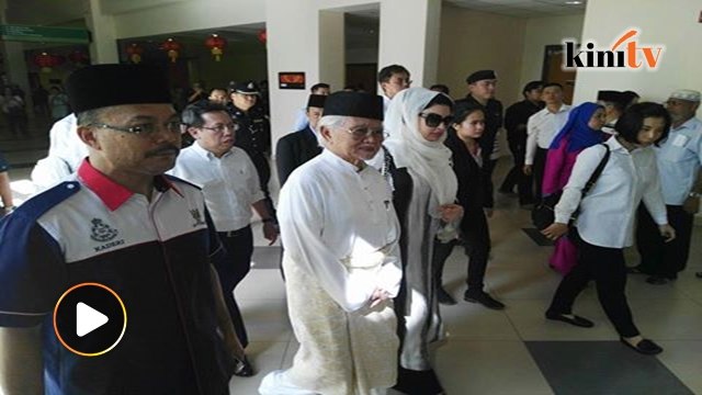Taib Mahmud, isteri melawat jenazah Adenan di Pusat Jantung Sarawak