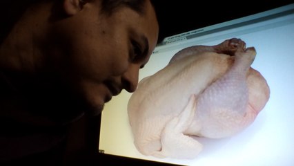 EL POLLO YON MARINANDO UN POLLITO BACHOCO CON SALSA PARA ADOBAR CON HUMOR