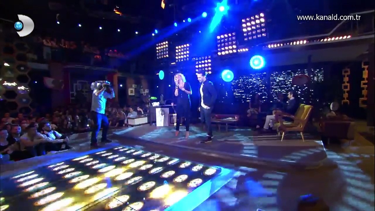 Beyaz Show  Gülben Ergen ve Oğuzhan Koç Düeti   Aşkla Aynı Değil!