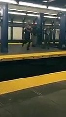 Une femme tente de sauter au-dessus des voies du métro