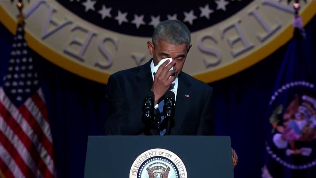 En larmes, Barack Obama rend hommage à sa femme Michelle