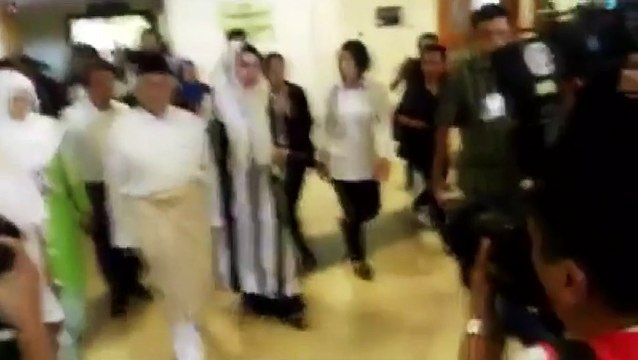 Taib Mahmud pays his last respects to Adenan