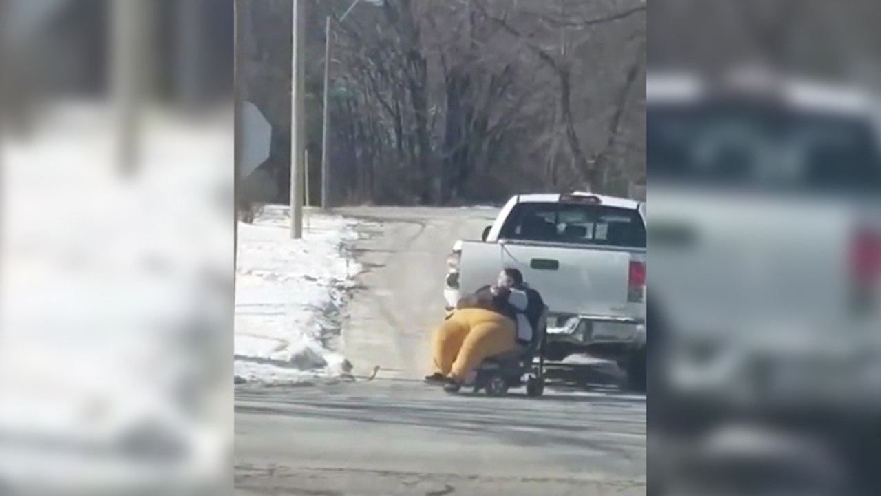 Une femme obèse se fait tracter par un pick up