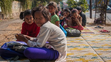 Roadside School Gives Delhi’s Street Children A Second Chance