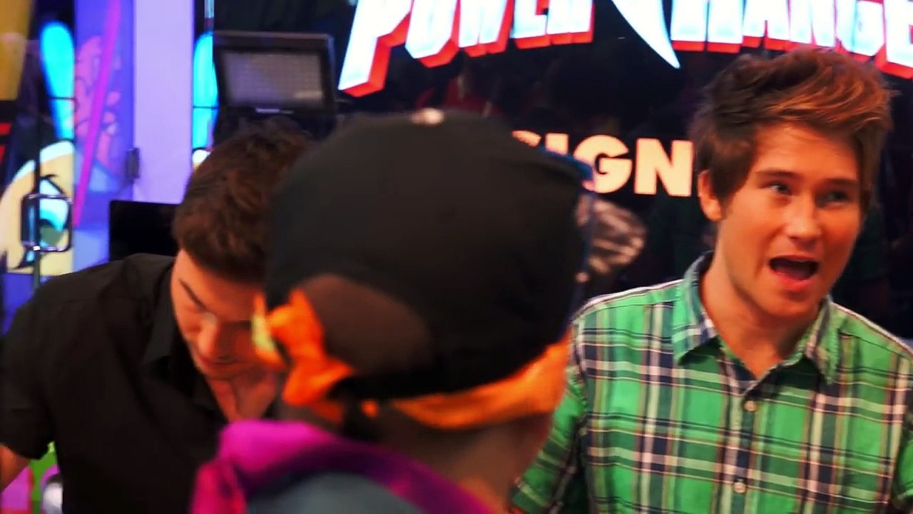 Power Rangers Dino Charge Cast at San Diego Comic Con 2015 (Nickelodeon Booth)-MNUFC7ZyptA