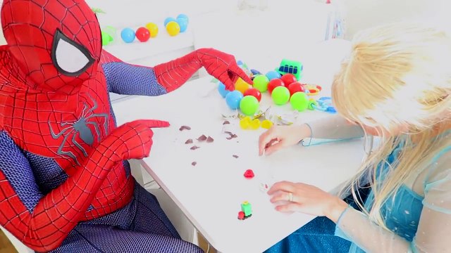 SPIDERMAN VS ЗАМОРОЖЕННОЕ ELSA VS JOKER л Сюрприз яйцо охоты! Супергерой в реальной жизни