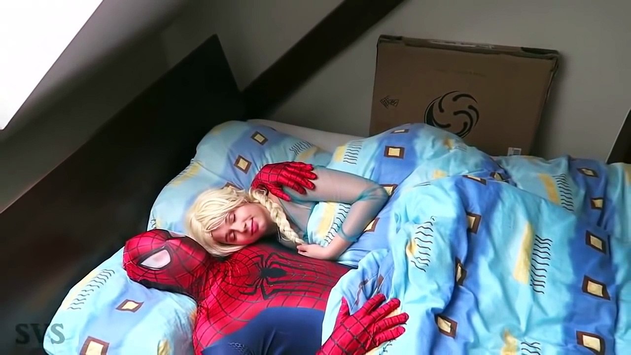 Человек-паук замороженные Эльза какашки шалость! Вт Джокер Малефисента супергерой удовольствие в реальной жизни