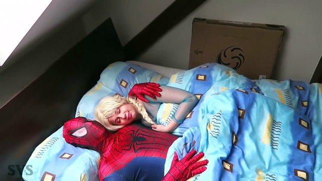 Человек-паук замороженные Эльза какашки шалость! Вт Джокер Малефисента супергерой удовольствие в реальной жизни