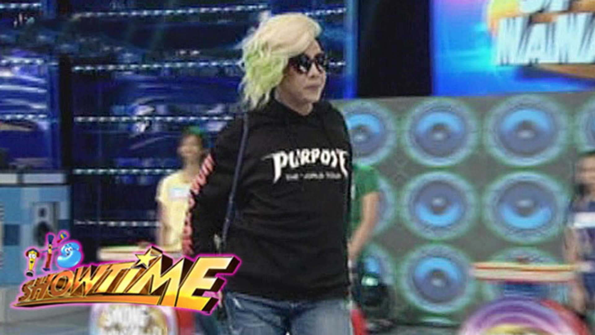 Watch: Vice Ganda shows off his legs on his short shorts - video Dailymotion