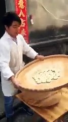 مهارة عالية لخباز صيني 🍞