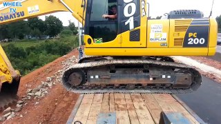 Unloading Excavator Komatsu pc 200