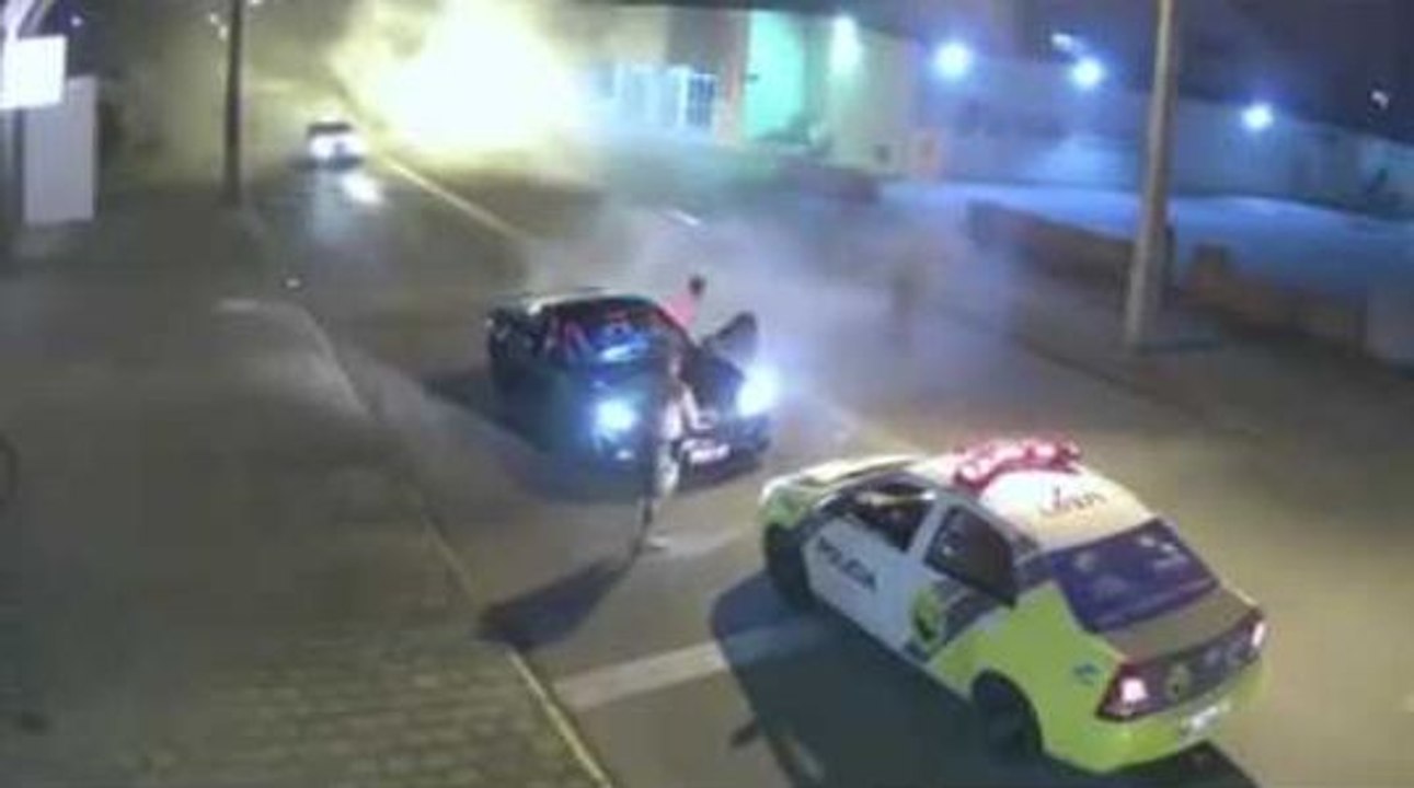 La police arrête un conducteur qui fait des burns avec sa voiture !