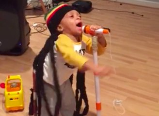 Un petit garçon imite Bob Marley !