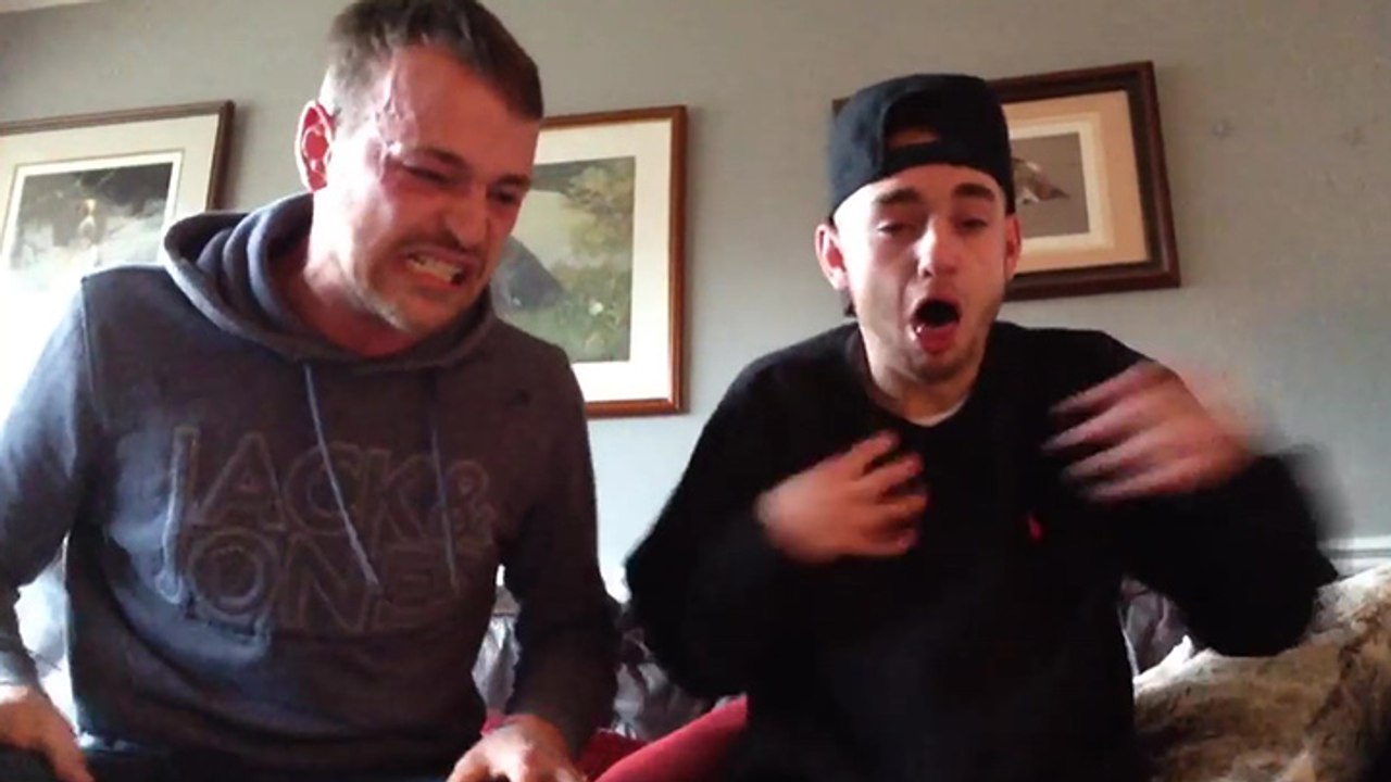 Deux amis mangent le piment le plus fort du monde