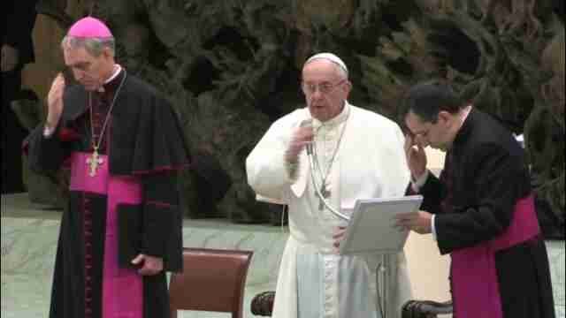 El papa critica las falsas esperanzas que proponen supuestos ídolos o adivinos