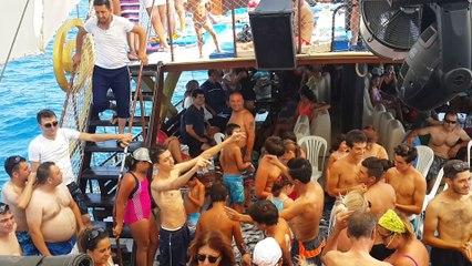 Teknede eğlence bir başka güzel