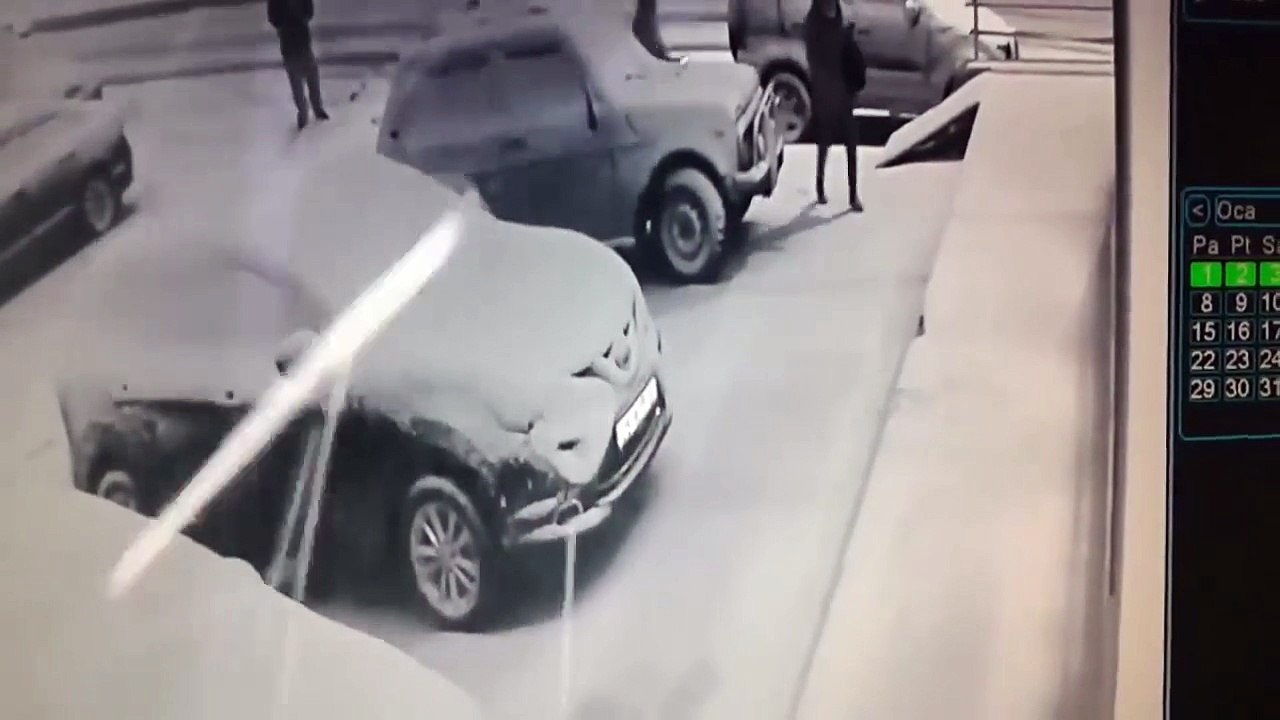 Des femmes en talons tombent l’une après l’autre à cause du verglas