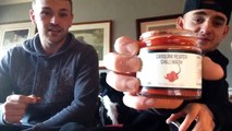Deux amis tentent de manger le piment le plus fort du monde