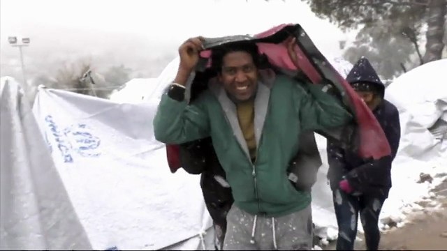 Grèce : des centaines de réfugiés affrontent un froid glacial dans le camp de Moria