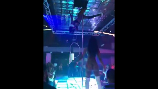 Cette danseuse de pole dance risque sa vie pour quelque billet.. Grande classe la figure