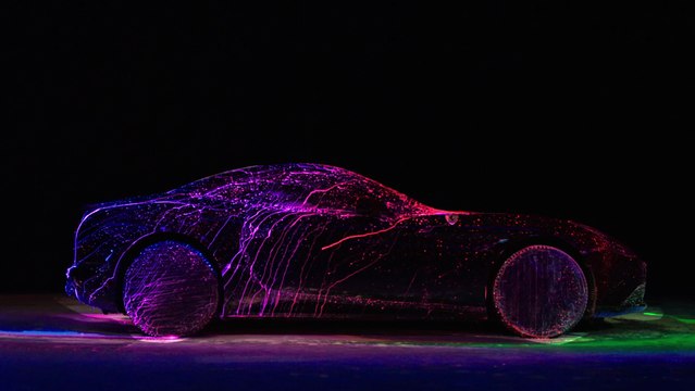 Cet artiste asperge une Ferrari avec de la peinture