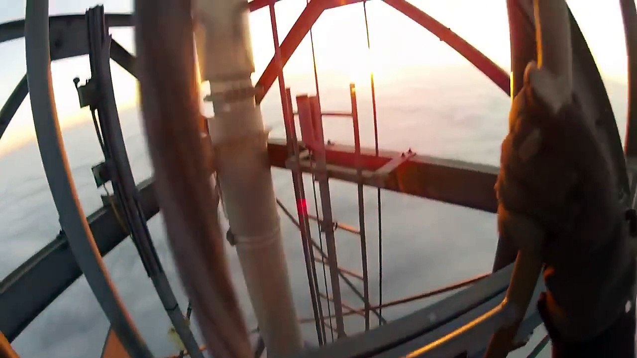 Cet ouvrier change une ampoule à plus de 600 mètres de haut... Vertigineux!