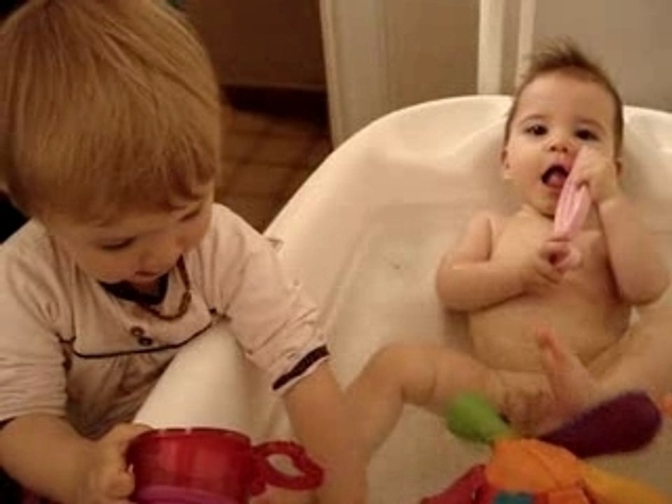 Bain de Maxime avec Lucie