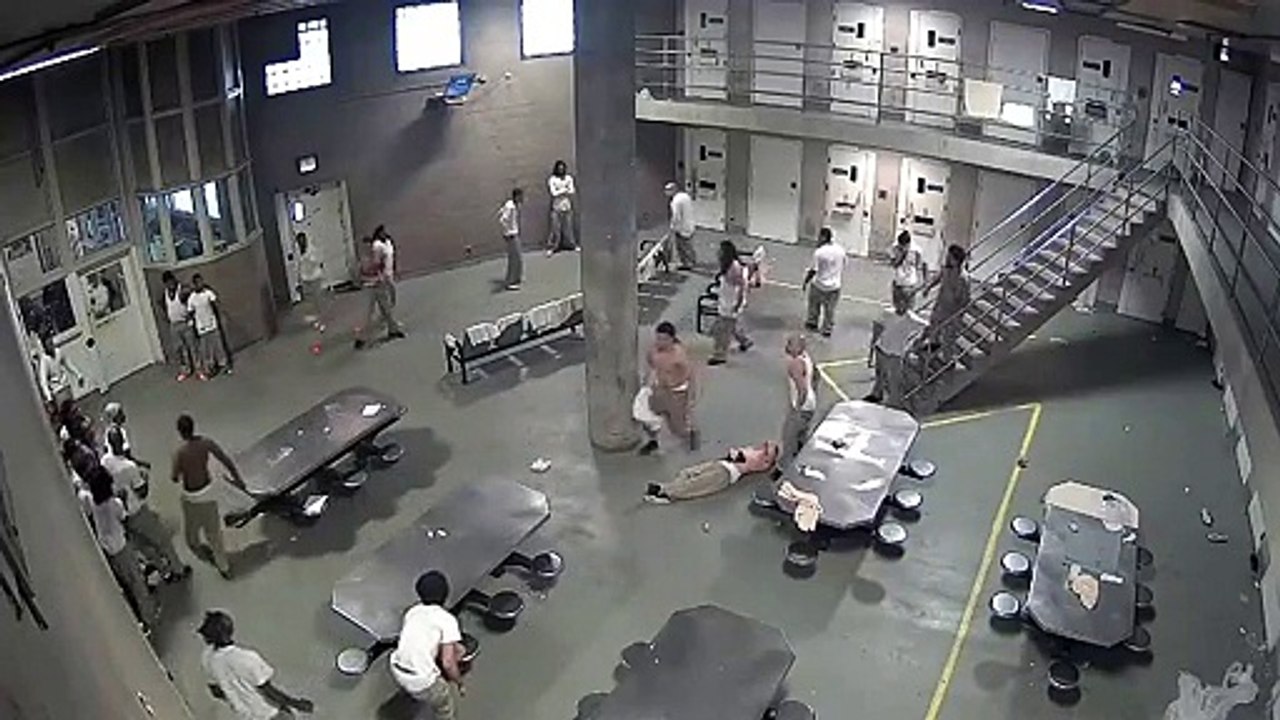 USA: Deux gangs se bagarrent dans une prison.