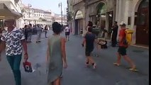 Sokak ortasında dans eden kadın