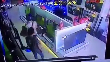 Lihat Yang Dilakukan Pria Ini Saat Cur1 TV