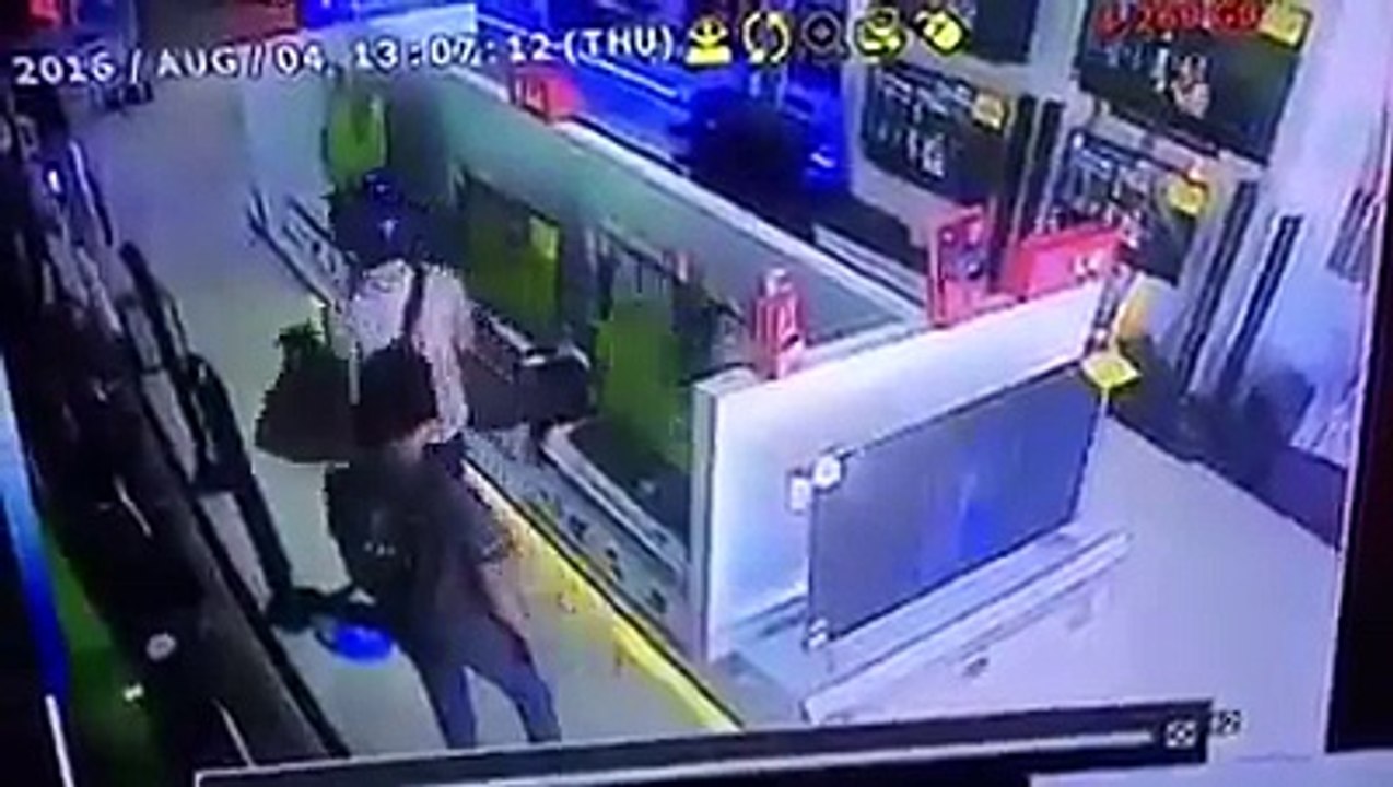 Lihat Yang Dilakukan Pria Ini Saat Cur1 TV