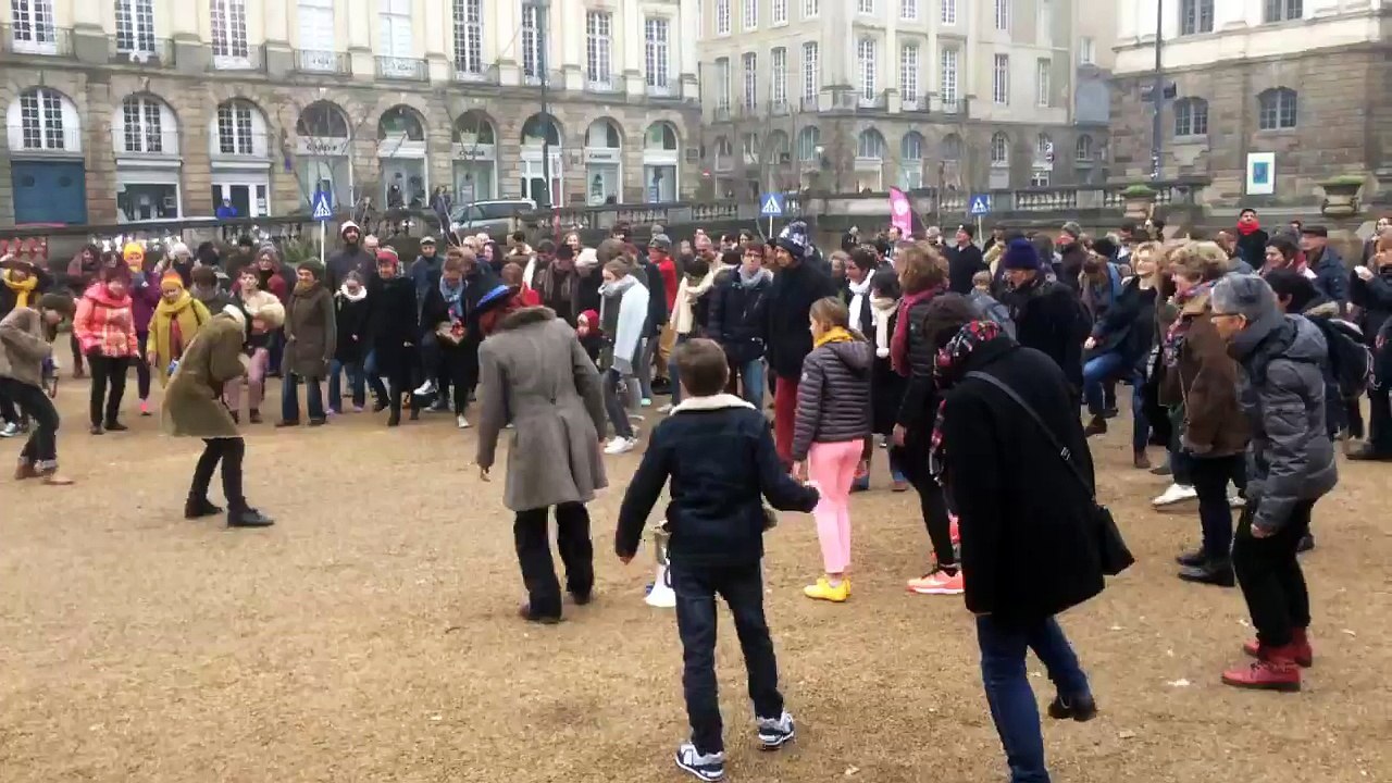 Les Rennais testent les marches idiotes place du Parlement