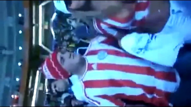 Вот это сиськи! У болельщицы выпали сиськи :) 18