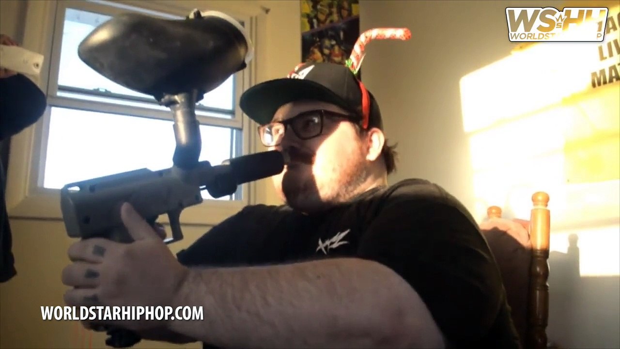 il se tire dans la figure avec un paintball