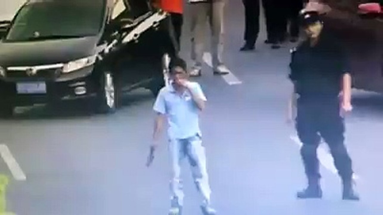 Un homme armé se fait maîtriser par un flic