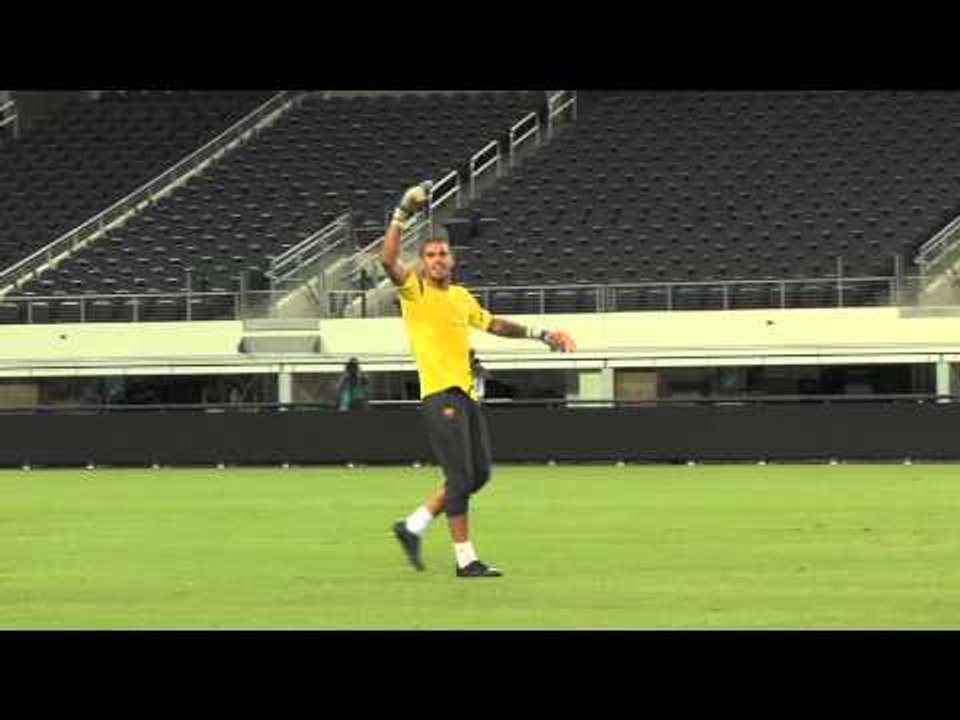 Barcelona's keeper hits scoreboard at Cowboy Stadium/Valdes le pega a la pantalla del Cowboy Stadium