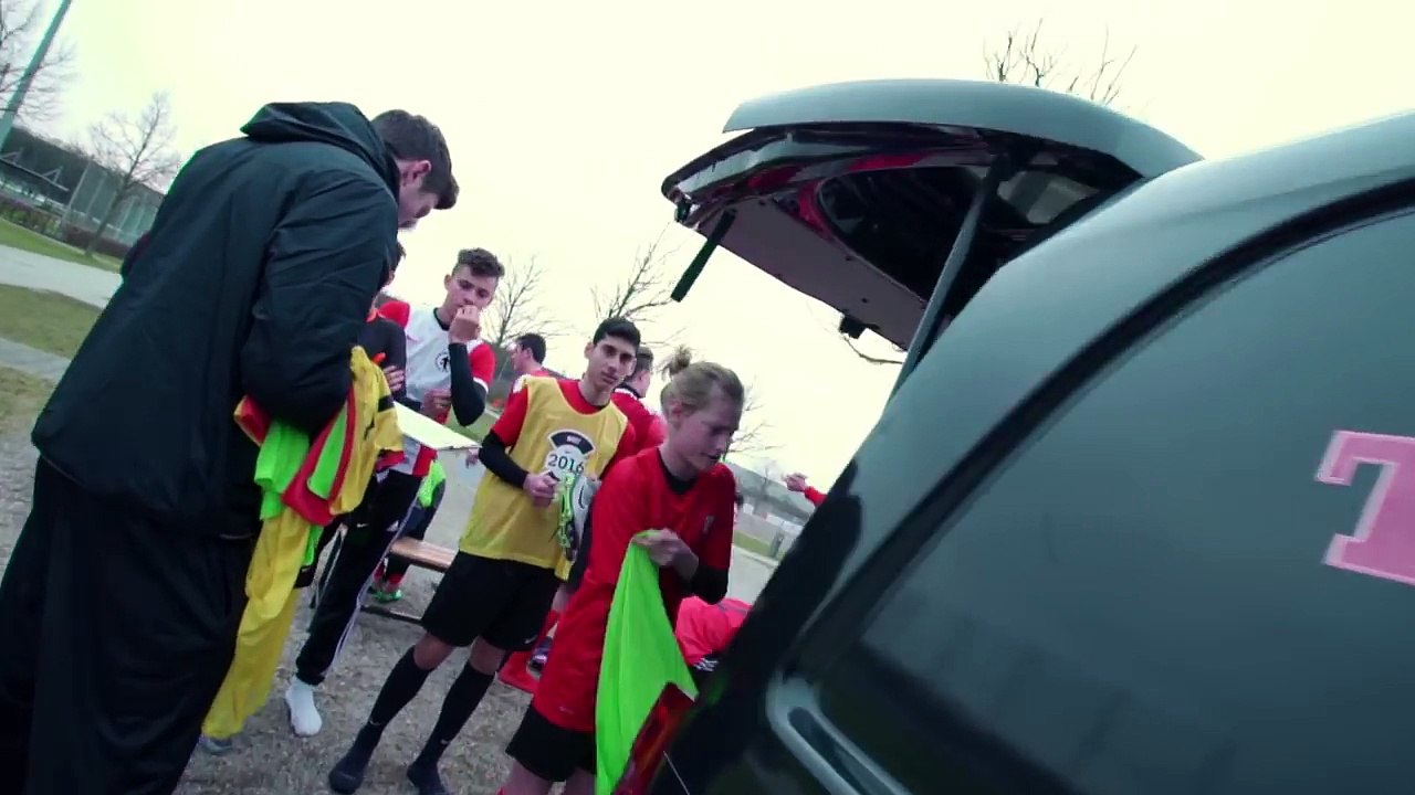 freekickerz vs Bayern Munich Pro's - Football Challenge-eIa7Jsb3kP4