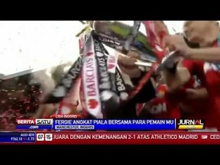 FERGIE ANGKAT PIALA BERSAMA PEMAIN MU