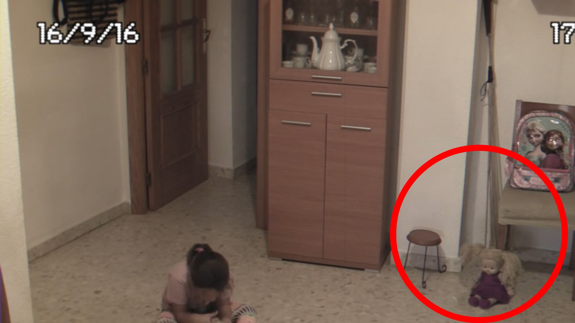 Câmera de Segurança filma Espírito Atormentando Filha