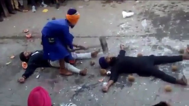 Un Sikh se prend un coup de masse sur la tête