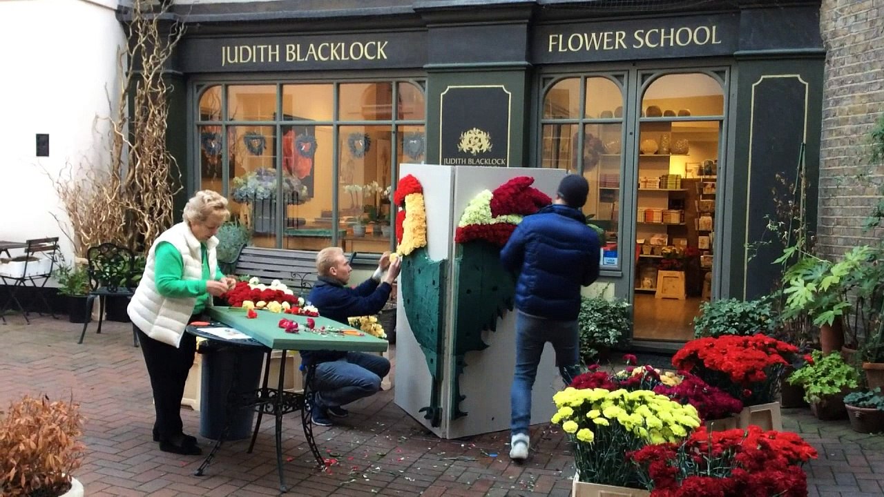 Rooster of carnations arrives in Chinatown